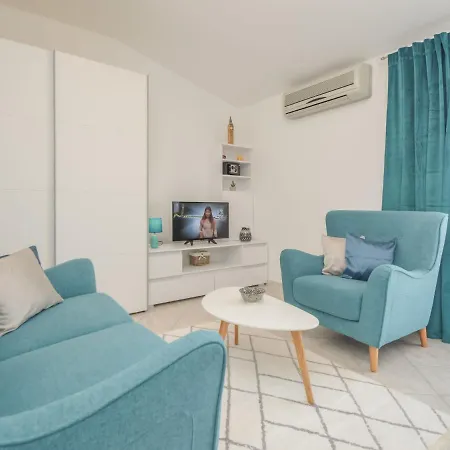 Apartment Brodarica 6 *